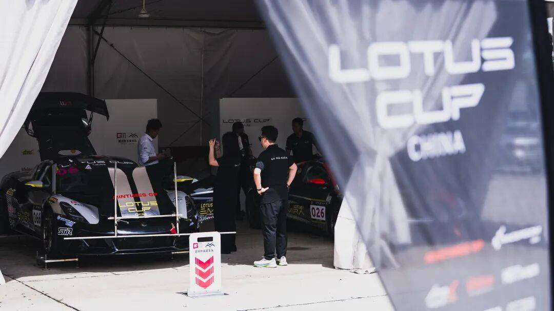 没有滤镜的雪邦：当“百万大V”在F1赛道重修“评测课”