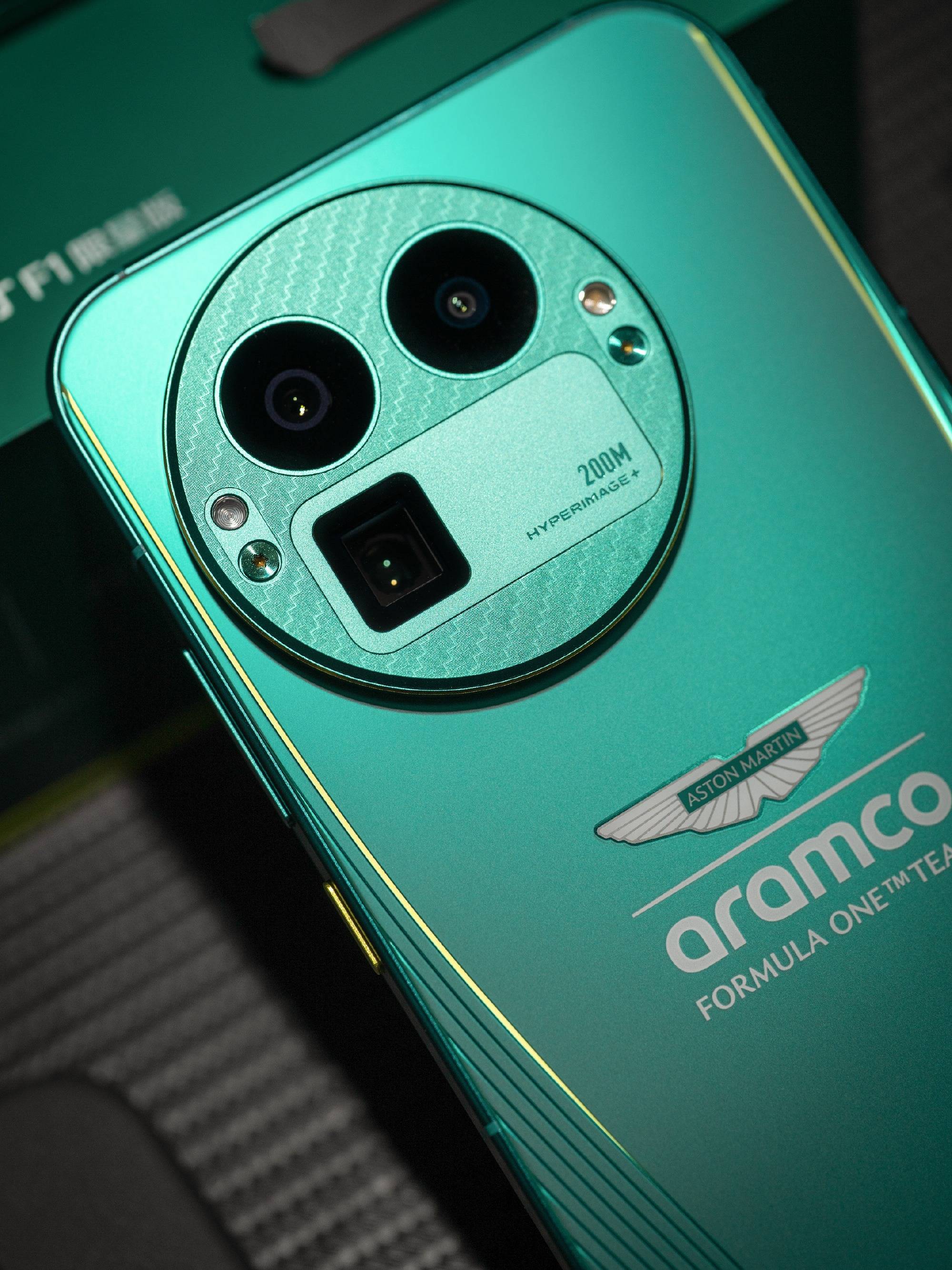 真我GT8 Pro阿斯顿马丁F1限量版正式开售，赛道美学加持"街拍神器"