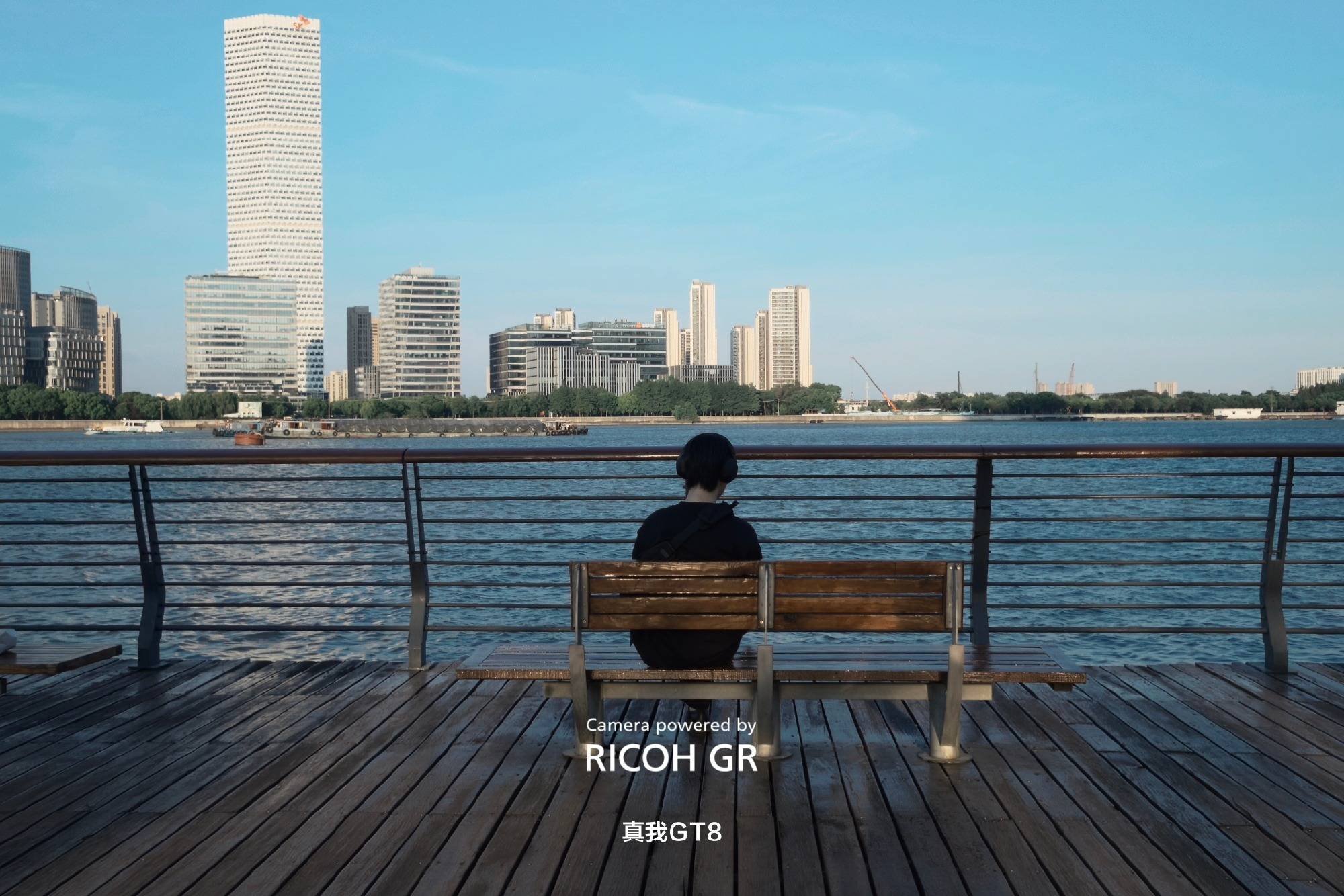 真我GT8 Pro阿斯顿马丁F1限量版正式开售，赛道美学加持"街拍神器"