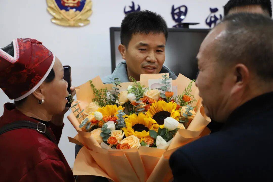 走失33年！广东网球教练返回贵州认亲：曾以为此生无缘再见父母