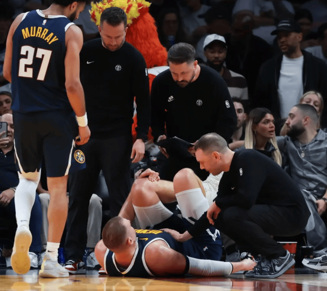 膝盖受伤！腿筋也伤了！约基奇推动NBA改规则？