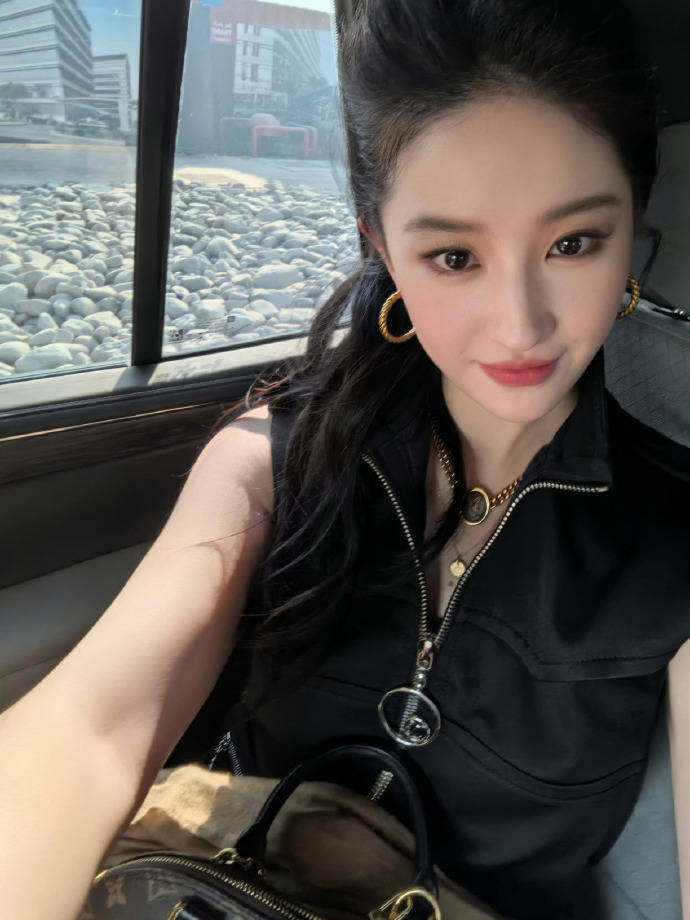 刘亦菲现身阿布扎比F1赛事，黑色束腰裙高马尾吸睛